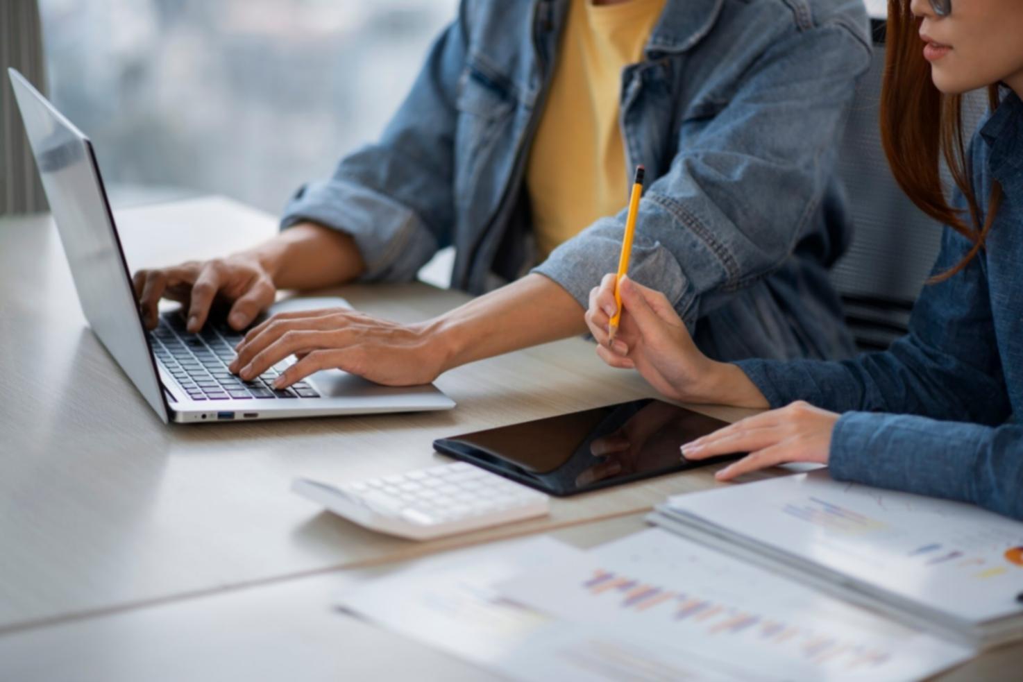 Herramientas profesionales de análisis financiero en uso