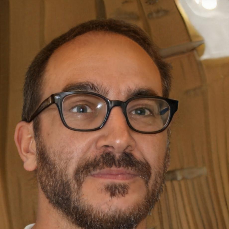 Retrato profesional de Andrés Vallet, director académico de kylentoraos