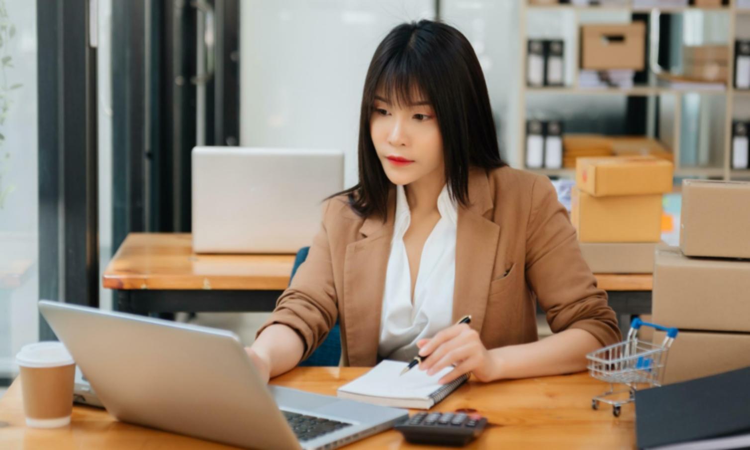 Documentos financieros y análisis sobre mesa de trabajo